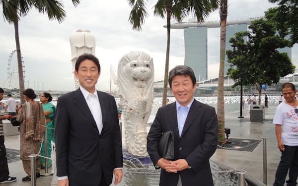 岸田、茂木両氏は2010年にシンガポールを訪れた（岸田事務所提供）