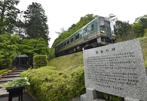滋賀県甲賀市の事故現場近くを走る信楽高原鉄道の車両（14日午前）=代表撮影・共同