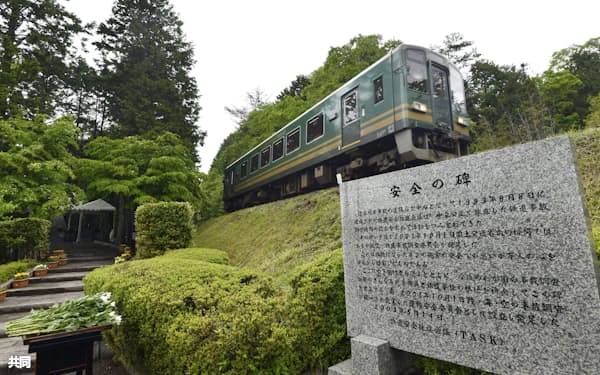 滋賀県甲賀市の事故現場近くを走る信楽高原鉄道の車両(14日午前)=代表撮影・共同