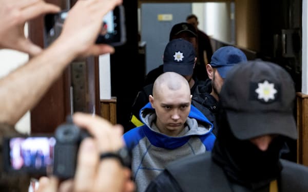 民間人殺害に関する初公判で入廷するロシア兵ワディム・シシマリン被告（13日、キーウ）＝ロイター