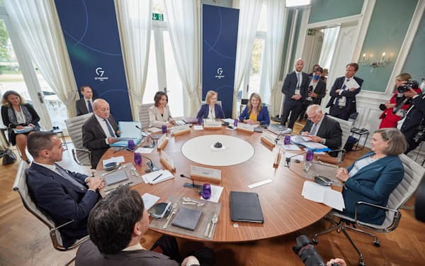 G7外相会合の昼食会に出席する各国外相ら。手前は林芳正外相（13日、ドイツ北部）＝ゲッティ・共同