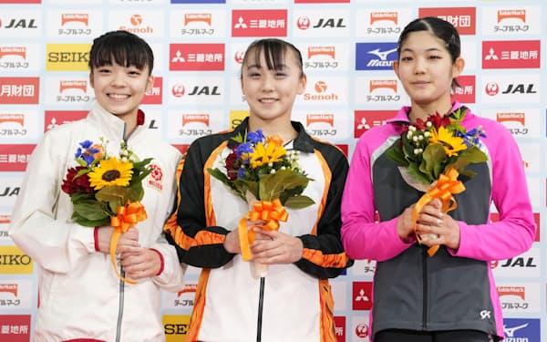 女子個人総合の表彰式で笑顔の（左から）3位の山田千遥、優勝した宮田笙子、2位の笠原有彩（14日、東京体育館）＝共同