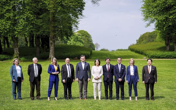 　13日、ドイツ・バイセンハウスで、G7外相会合の記念写真に納まる各国外相ら。左から5人目はウクライナのクレバ外相、右端は林外相（ロイター＝共同）