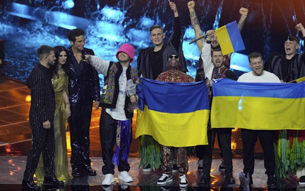 イタリアで開かれた音楽祭で優勝したウクライナ代表（14日）=AP