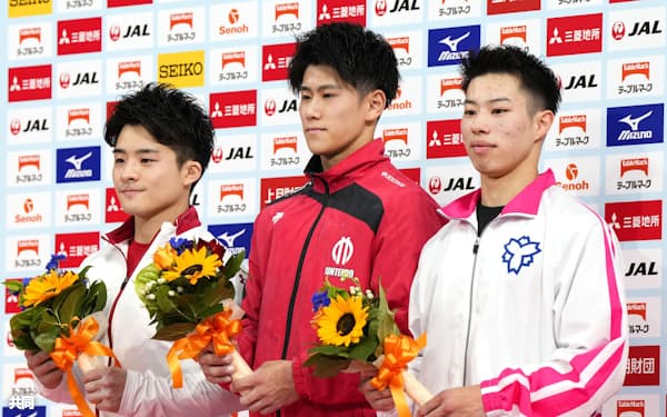 男子個人総合の表彰式で写真に納まる(左から)2位の神本雄也、優勝した橋本大輝、3位の土井陵輔(15日、東京体育館)=共同