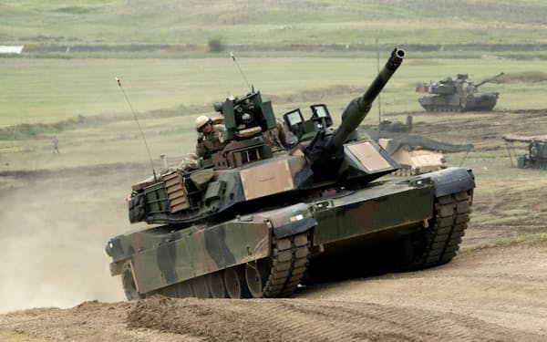 ポーランドはM1A2エイブラムス戦車を調達する（ジョージアでの米軍参加の演習、2016年）＝ロイター