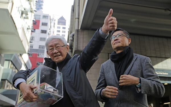 抗議デモで募金箱を持つ陳日君枢機卿（2019、香港）＝AP