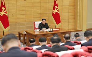 新型コロナウイルス感染拡大に対応するため朝鮮労働党政治局協議会に参加する金正恩総書記(14日、平壌)=朝鮮通信 新型コロナウイルス感染拡大に対応するため朝鮮労働党政治局協議会に参加する金正恩総書記(14日、平壌)=朝鮮通信