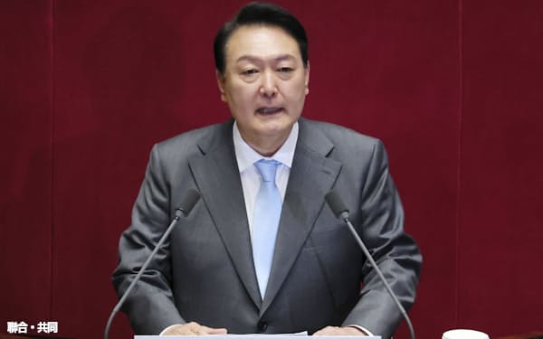 16日、韓国国会で施政方針演説をする尹錫悦大統領(ソウル)=聯合・共同