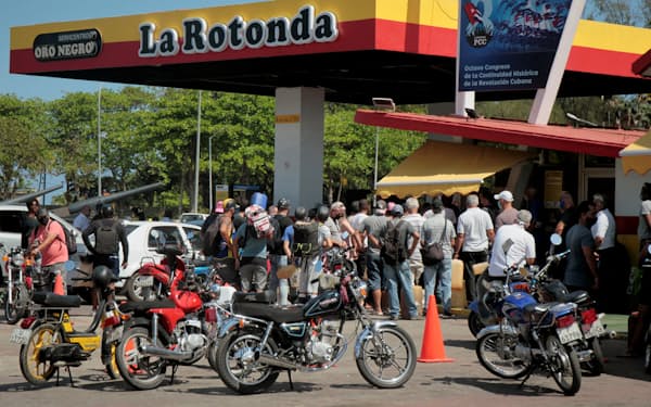 ハバナのガソリンスタンドで列を作る人たち（2022年３月）＝ロイター