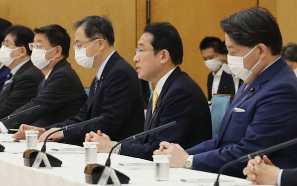 政府・与党連絡会議で発言する岸田首相(16日、首相官邸)