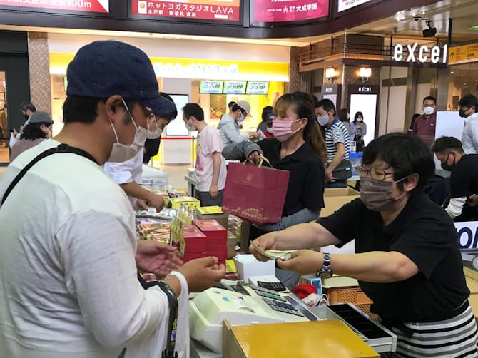 JR水郡線で茨城県北から運んだしゃも弁当なども人気を集めていた（水戸駅、14日）