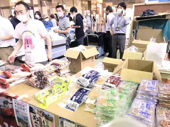 銚子電鉄は人気商品「ぬれ煎餅」「まずい棒」を販売した（水戸駅、14日）