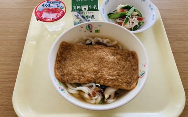 美瑛町産と丸亀製麺の食材を使った給食