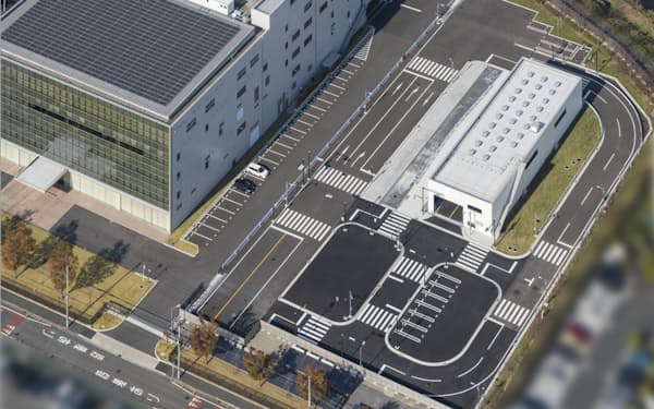 直線路や交差点、トンネルの環境（白い建屋）を再現した（横浜市のテストコース）