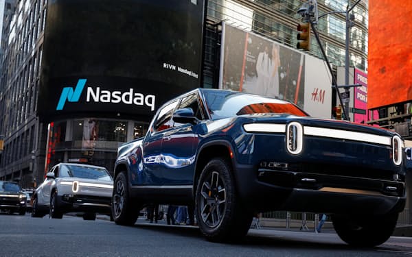 ニューヨークのナスダック市場の近くに置かれたリビアンの電気自動車（ＥＶ）。昨年11月には、少数の販売実績しかないなかでのＩＰＯが注目を集めた＝ロイター