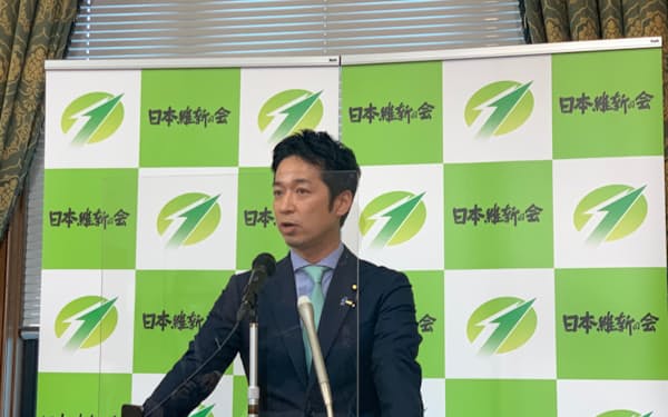 記者会見する日本維新の会の藤田幹事長（4月）
