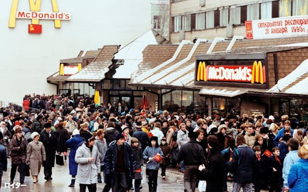 マクドナルドが1990年に開いたモスクワの1号店は行列ができるほどの人気だった=ロイター