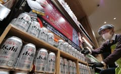 国内のビール需要は低迷が続く（東京都千代田区のライフ神田和泉町店）