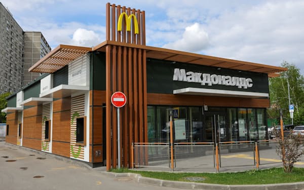 事業売却後はマクドナルドのブランドやロゴは使えなくなる（モスクワ市、５月）＝ロイター