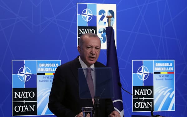 トルコはNATO設立から3年後の1952年に加盟した（2021年、ブリュッセルでNATO首脳会議に参加したエルドアン大統領）＝ロイター