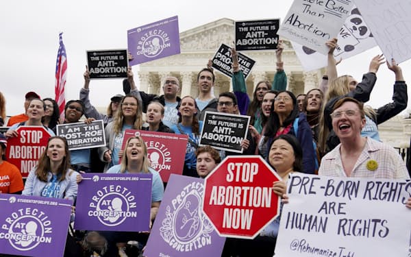 中絶規制への反対派だけでなく、賛成派もデモを実施している（ワシントン、5月）＝AP