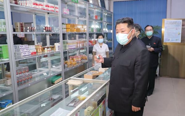 薬局を視察する北朝鮮の金正恩朝鮮労働党総書記（15日、平壌）=朝鮮通信・共同
