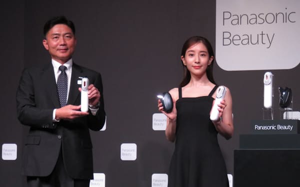 新しい美容家電を発表する林事業部長（左、東京都港区）