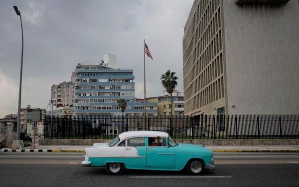 米大使館の前を走る旧型の自動車（ハバナ、2020年）=ロイター