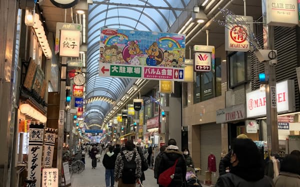 武蔵小山商店街パルム（東京・品川）は決済機能がある独自アプリ導入などIT化に積極的に取り組む（2月撮影）