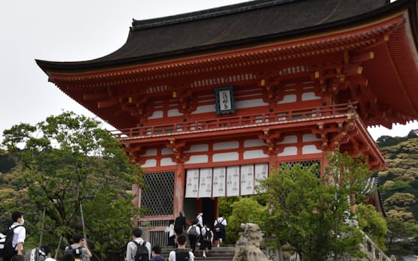 清水寺周辺で観光をする修学旅行生ら（16日、京都市）