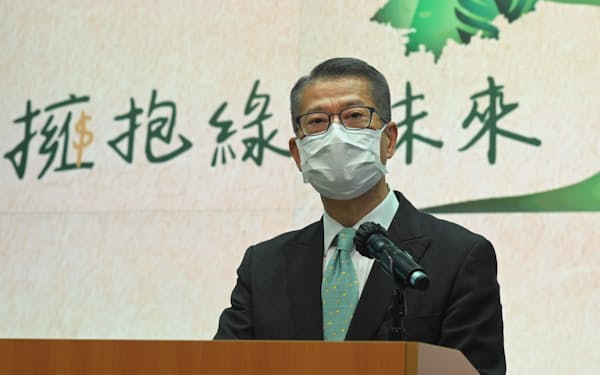 個人向け環境債の計画を発表する陳茂波・財政官（２月、香港）