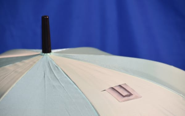開発したセンサーは柔らかい素材でできているため、傘などの曲面にも取り付けられる=大阪公大・竹井教授提供
