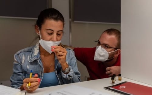 2021年7月19日、イタリアのピアチェンツァで開催された嗅覚障害治療のワークショップで、マルティナ・マダスキ氏（左）に指導するミケーレ・クリッパ氏（右）。クリッパ氏は有名な美食家だったが、新型コロナウイルスに感染して嗅覚を失った。訓練を通じて嗅覚を部分的に取り戻した現在は、同じような境遇の人々を助ける活動をしている。（PHOTOGRAPH BY FABIO BUCCIARELLI, THE NEW YORK TIMES VIA REDUX）