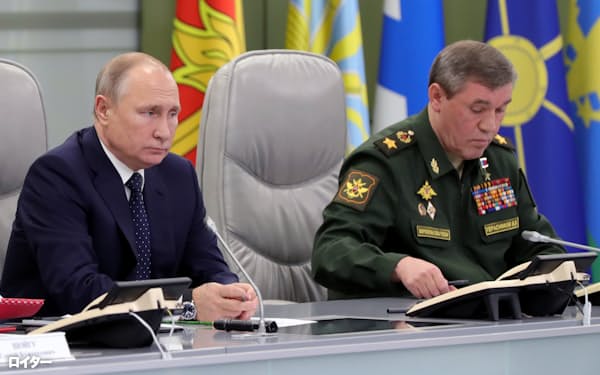 プーチン氏㊧とゲラシモフ氏(写真は2018年、モスクワ)=ロシア大統領府提供・ロイター