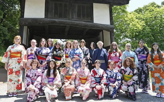 日本文化に触れる授業の一環で着付けを体験し、記念撮影するウクライナ人学生ら（17日、福岡市）=共同