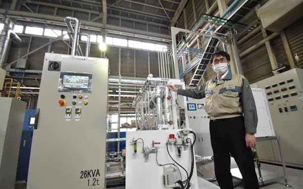 CO2の分離・回収設備について説明する東邦ガスの担当者（17日、愛知県東海市）