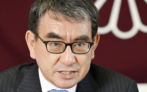 インタビューに答える自民党の河野太郎広報本部長=共同