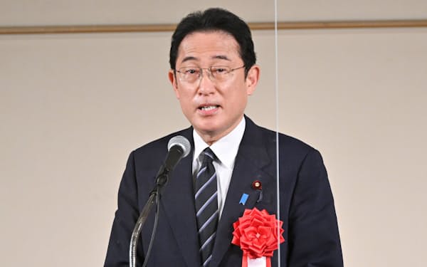 自民党安倍派のパーティーであいさつする岸田首相（17日午後、東京都港区）