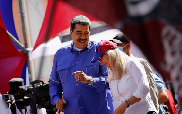ベネズエラのマドゥロ大統領㊧とフロレス夫人（1日、カラカス）＝ロイター