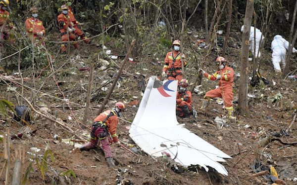中国東方航空機の墜落現場で見つかった機体の一部（3月、中国広西チワン族自治区梧州市）＝新華社・共同