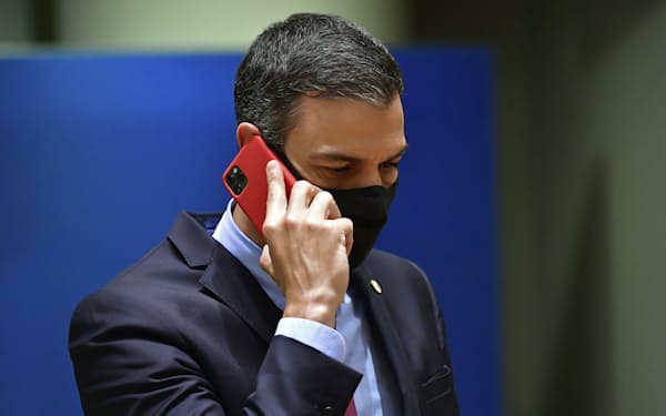 スペインのサンチェス首相らの携帯電話が盗聴されていた事件はスパイ活動の氷山の一角にすぎない=AP