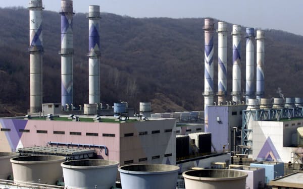 韓国電力は過去最大の営業赤字を計上（同社火力発電所）＝ロイター