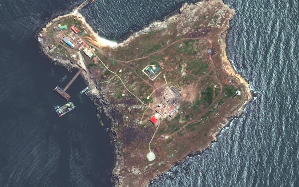 ウクライナ領スネーク島の衛星写真（12日）＝マクサー・テクノロジーズ／ロイター
