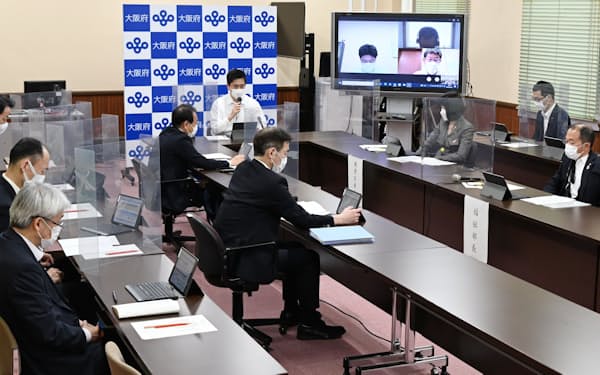 大阪府庁で開かれた新型コロナウイルス対策本部会議（18日午後）