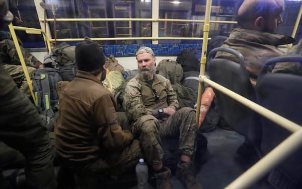 投降したウクライナ兵士はロシア支配地域にバスで到着した（17日、ロイター）