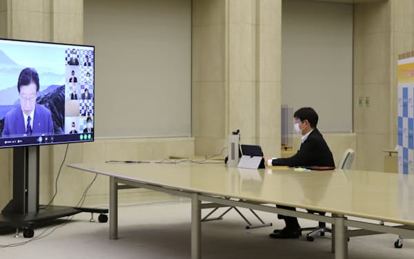 関東地方知事会議にオンラインで参加する東京都の潮田勉副知事㊨（18日、都庁）