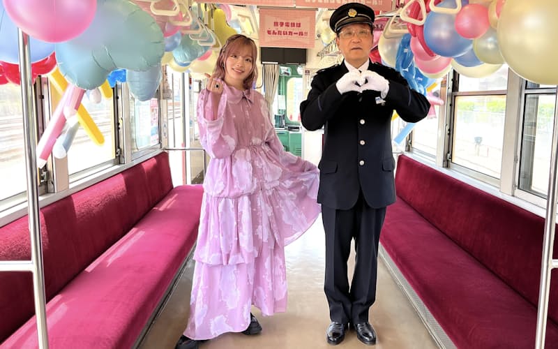「きゃりー電車」に乗車したきゃりーぱみゅぱみゅさん㊧と銚子電鉄の竹本社長