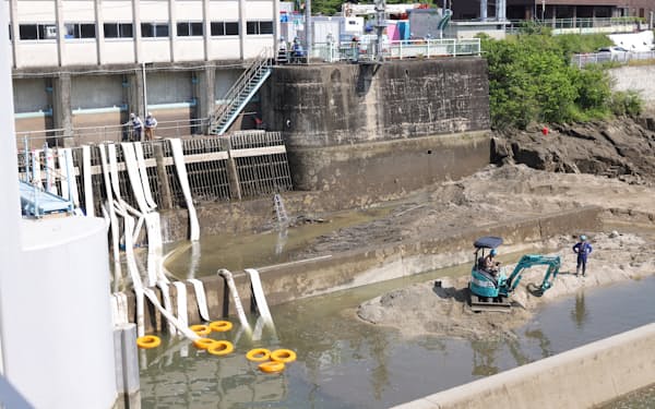 水をくみ上げるために仮設のポンプが設けられ川にホースが垂らされていた（18日午前、愛知県豊田市）