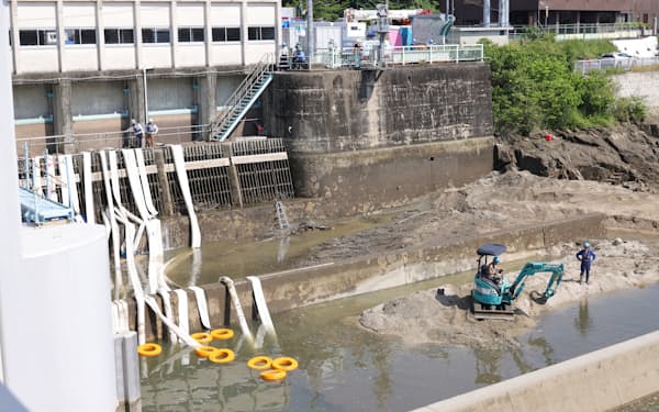 水をくみ上げるために仮設のポンプが設けられ川にホースが垂らされていた(18日午前、愛知県豊田市)